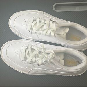 Women’s size 8 PUMA platform sneakers